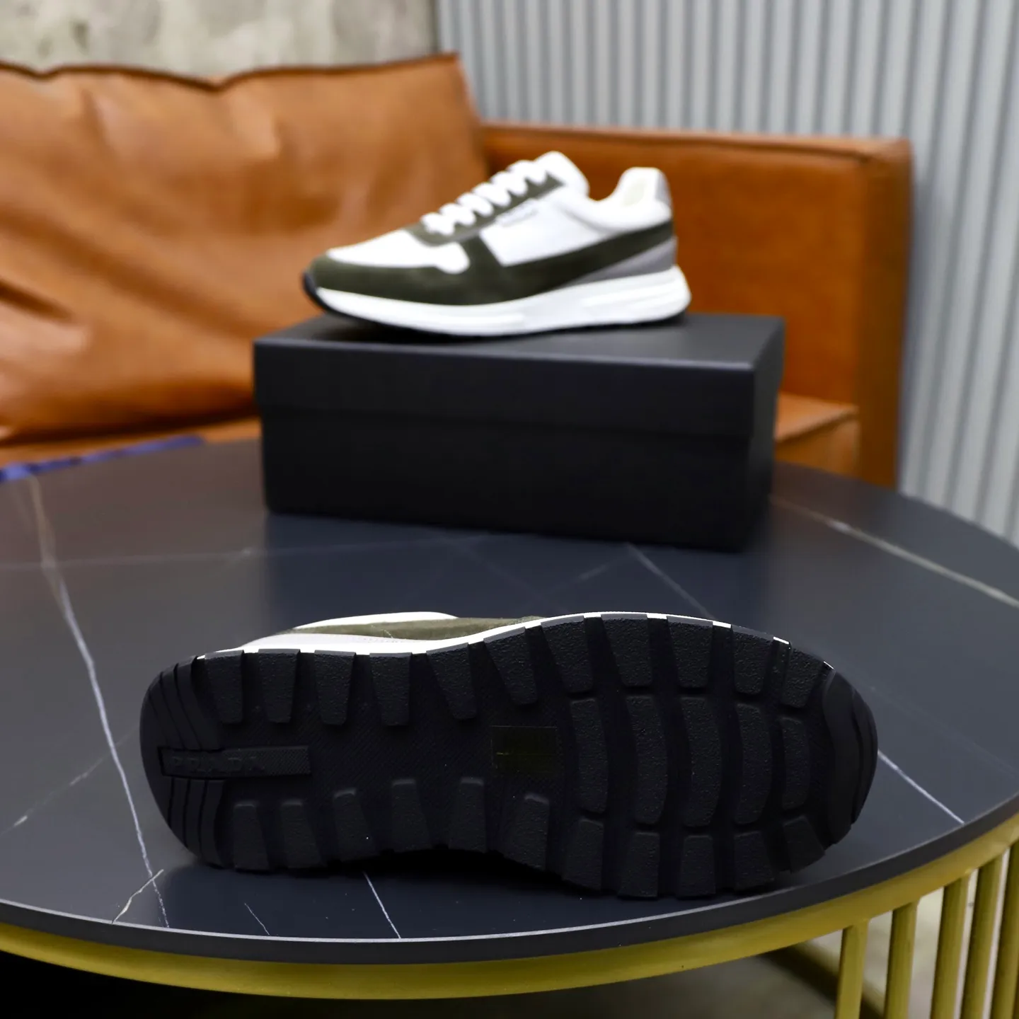 Factory price: 740💰Top original order Brand: PRADA (Prada) Standard code: Men's size 38/44 (45 can be customized) Grade: Same as the official website Material: Original cowhide stitching imported cowhide lining Original combination two-color wear-resistant soft outsole Style category: Leisure and sports version Young fashion European and American trend British style Color: Real picture color